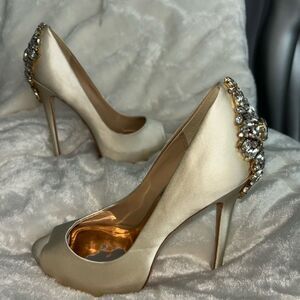 Badgley Mischka Kiara Ivory Satin Peep Toe Pumps EUC
